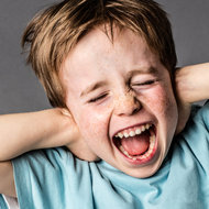 Warum NICHT überhört wird © iStock Kind hält sich die Ohren zu