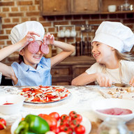 Junge Mädchen machen Pizza