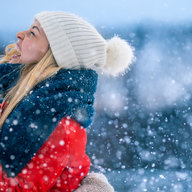 Pärchen freut sich im fallenden Schnee