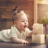 Baby spielt mit Holzwürfeln