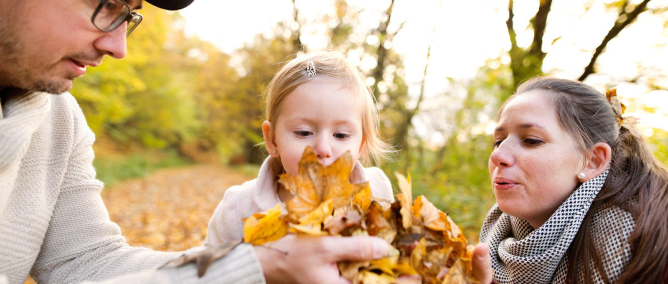 iStock/Halfpoint Junge Familie bewundert Herbstlaub im Wald