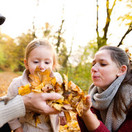 Junge Familie bewundert Herbstlaub im Wald