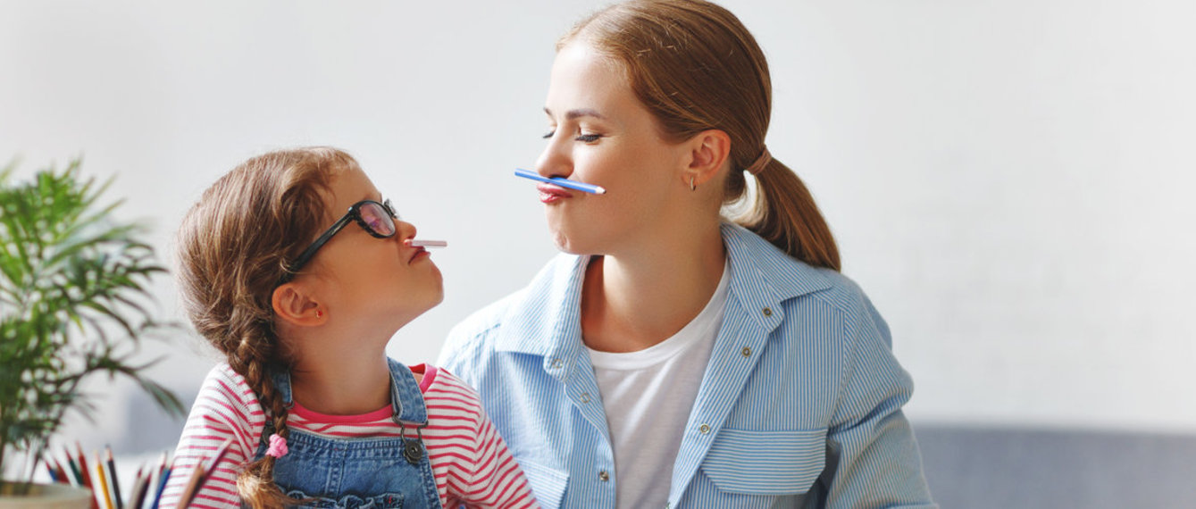 Mutter und Tochter haben Spaß beim lernen