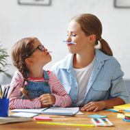 Mutter und Tochter haben Spaß beim lernen
