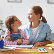 Mutter und Tochter haben Spaß beim lernen