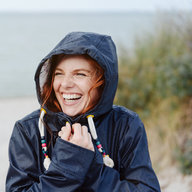 Glückliche Frau lacht