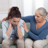 Großmutter tröstet Mutter