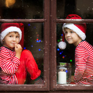 Kinder schauen schnee an