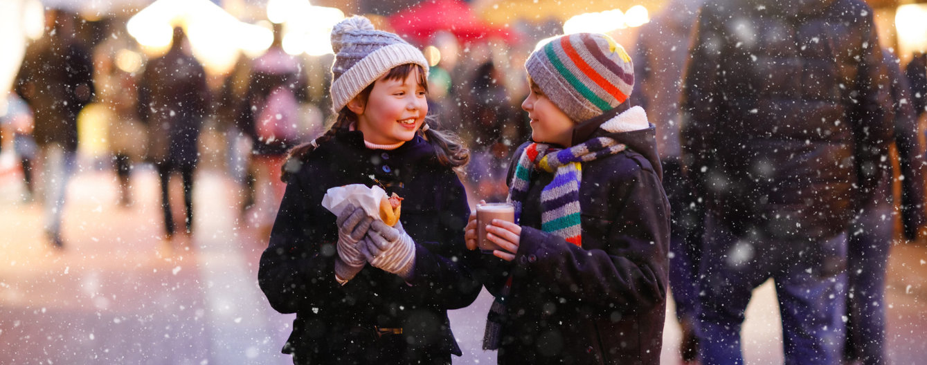 Das Christkind kommt, oder? © iStock Kinder am Weihnachtsmarkt