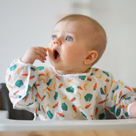 Kleines Baby, das ihren Snack selbst isst