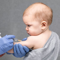 Baby wird geimpft