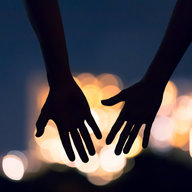 Menschen greifen nach Händen zueinander