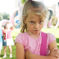 kleines Mädchen ist traurig, da es den Spielplatz verlassen muss