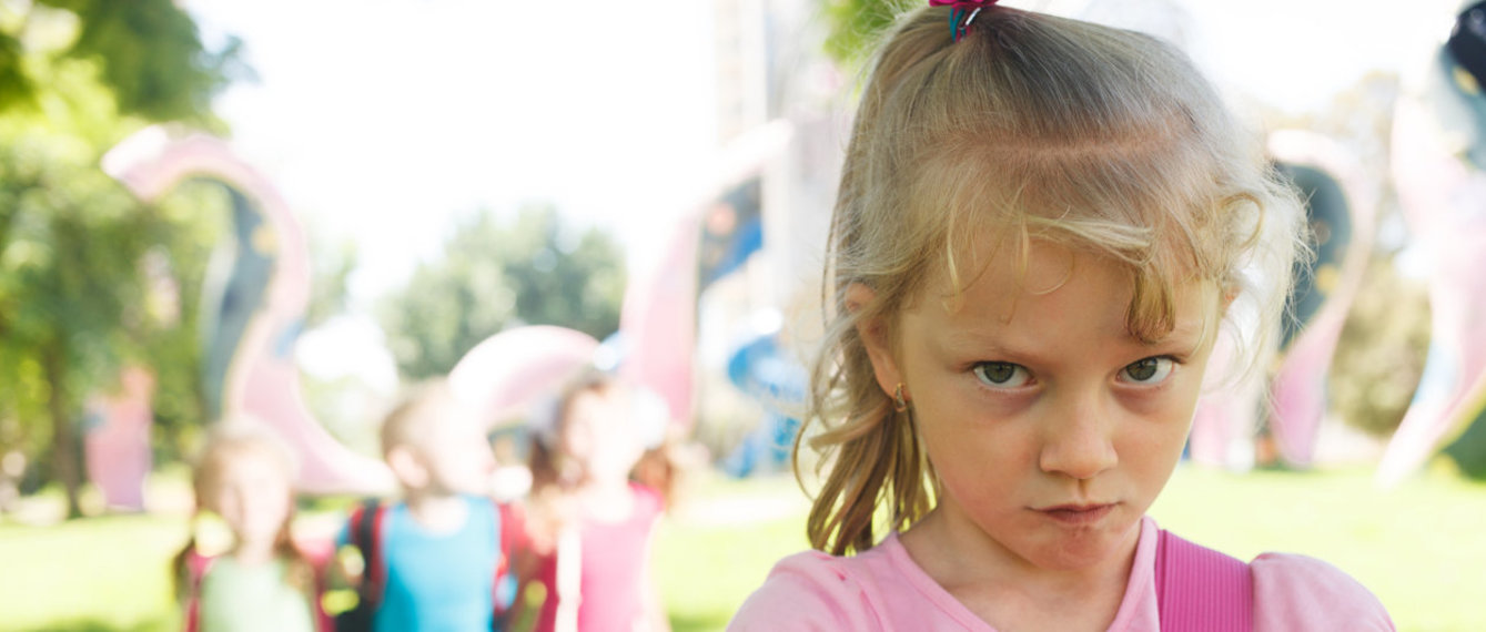 kleines Mädchen ist traurig, da es den Spielplatz verlassen muss