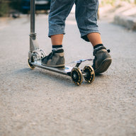 Kleines Kind fährt Roller