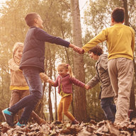 kleine Gruppe von Kindern tanzen im Wald
