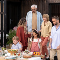 Großfamilie bereitet gemeinsam Essen vor