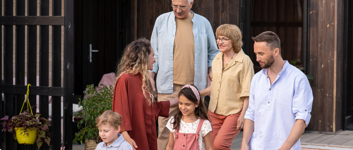 Großfamilie bereitet gemeinsam Essen vor