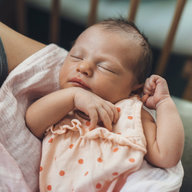 Baby in den Armen der Mutter