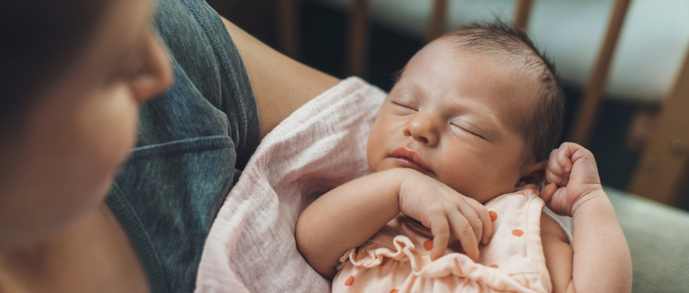 Baby in den Armen der Mutter