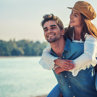 Einander in einem neuen Licht sehen - meinefamilie.at  Junges Paar am Strand