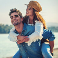 Junges Paar am Strand