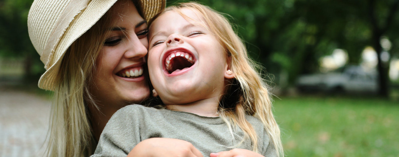 Kinder brauchen Eltern, die ihnen Mut machen © iStock Mädchen lacht auf Mutters Arm