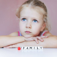 Kleine traurige Mädchen träumen von Familie