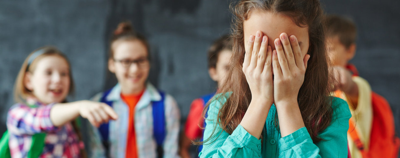 Positive Affirmationen zur Selbststärkung des Kindes - meinefamilie.at Mädchen wird gehänselt