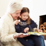 Oma liest Enkelin was vor