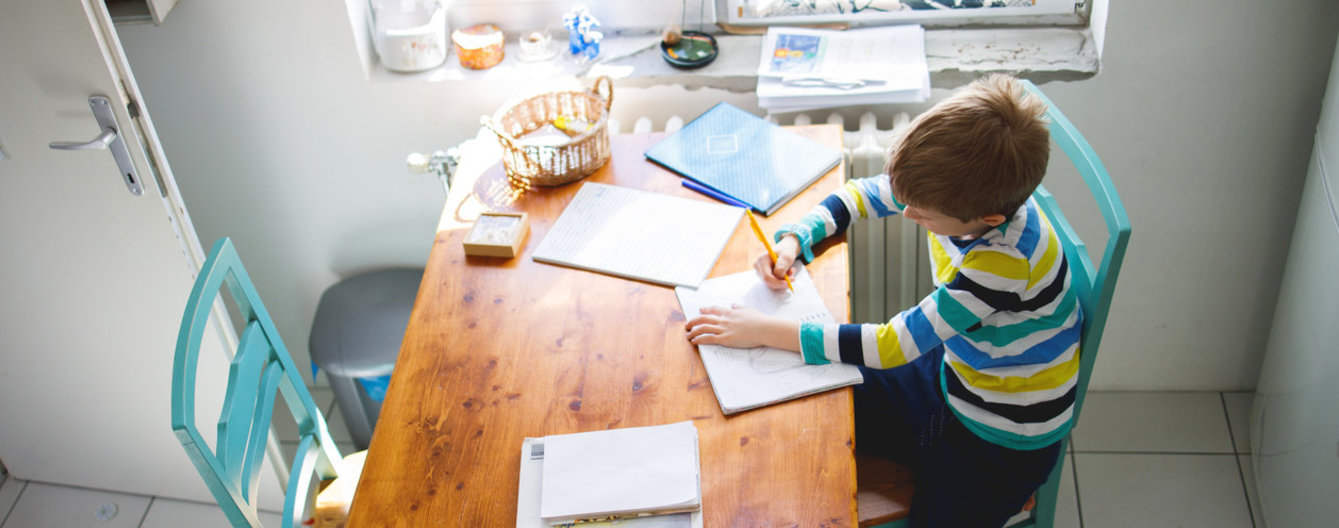 7 Tipps für die erneute Herausforderung „Homeschooling“ - meinefamilie.at Kind lernt am Esstisch