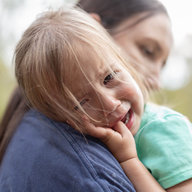 Kind weint in Mutters Arm