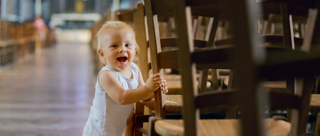 Kleinkind in der Kirche