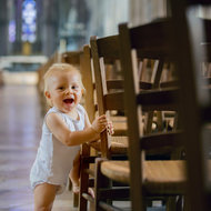 Kleinkind in der Kirche