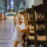 Kleinkind in der Kirche