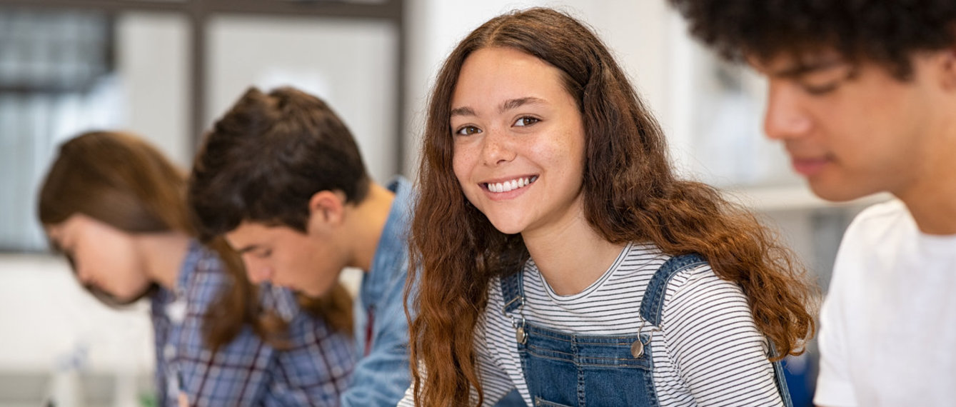 Fröhliche Schüler schreiben