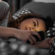 Teenager schreibt am Handy