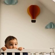 Kleiner Junge und Heißluftballon an der Wand