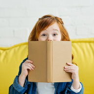 Mädchen hat ein Buch in der Hand