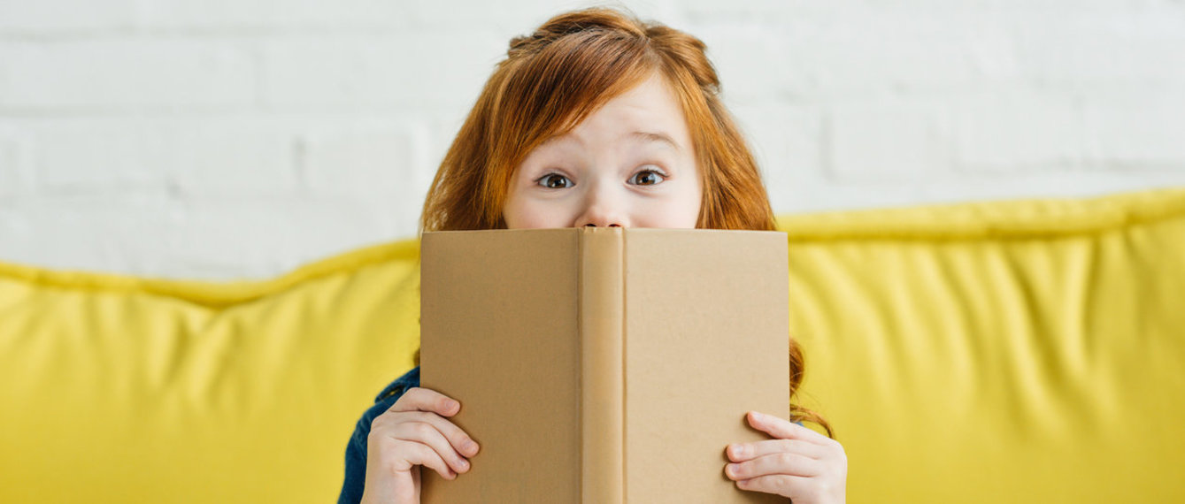 Mädchen hat ein Buch in der Hand