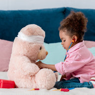 Kleinkind verarztet Teddybären