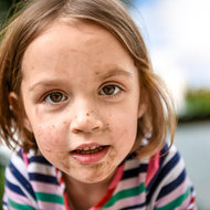 Mädchen mit Gatsch im Gesicht