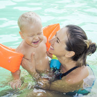 Mutter und Baby im Freibad