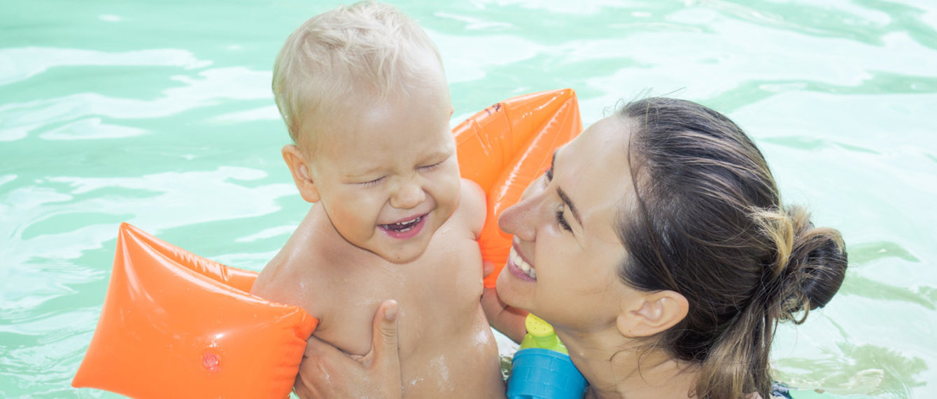 Mutter und Baby im Freibad