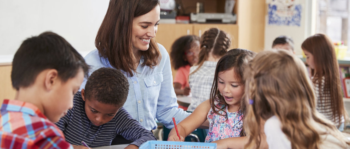 Schulkinder und Lehrerin