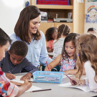 Schulkinder und Lehrerin