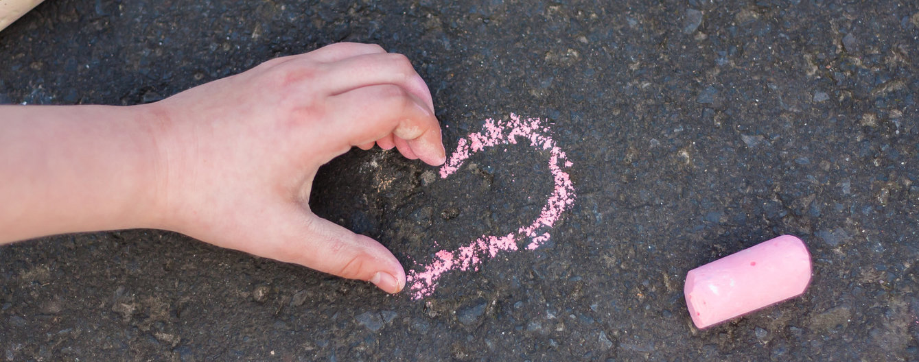 Lebenskompetenzen Kinder © iStock Kind malt mit Straßenkreiden