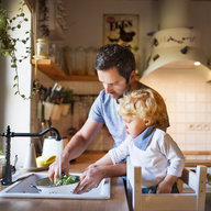 Kind hilft in der Küche aus 