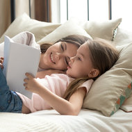 Mutter und Tochter lesen gemeinsam