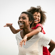 Mutter mit Mädchen haben Spaß